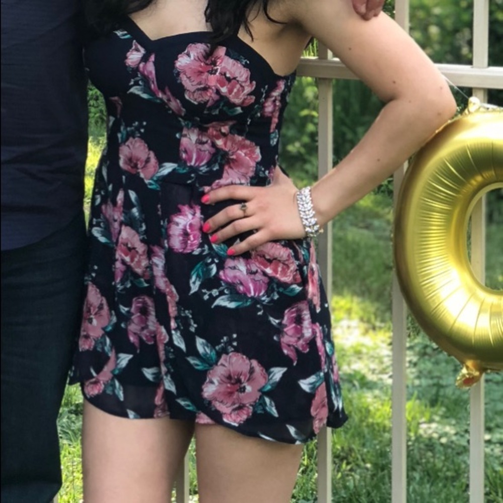 Floral romper with pockets!🌺🌸